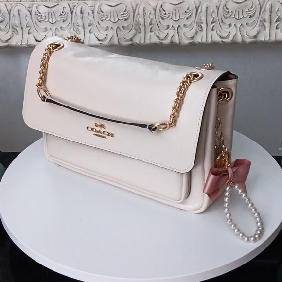 NWT Coach Ivory Shoulder Bag with Gold Chain And Pearls And Bow KeyRing - Picture 2 of 16